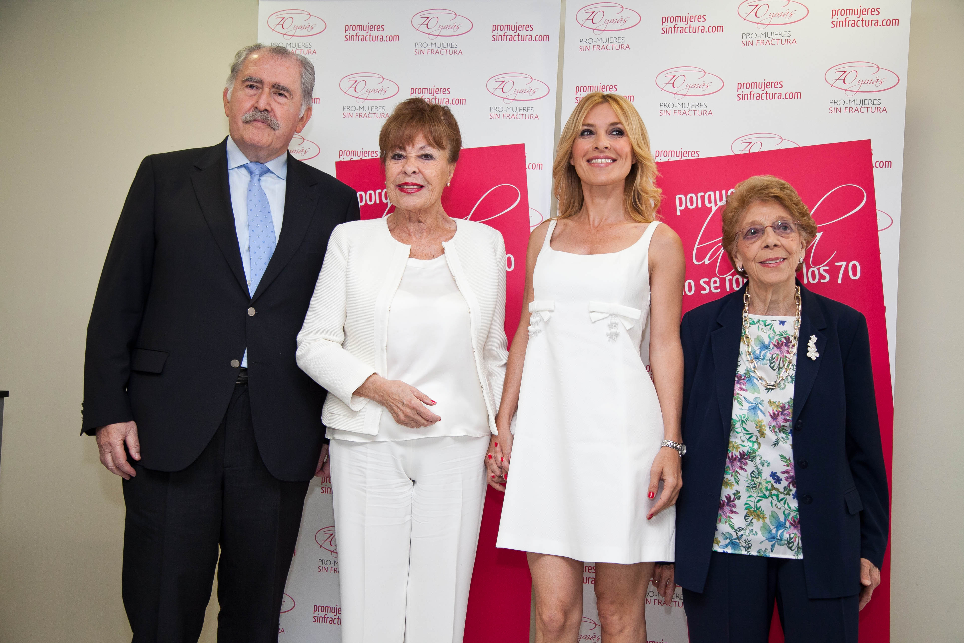 De izquierda a derecha, el doctor Manuel Díaz Curiel, las actrices y embajadoras de la campaña Gemma Cuervo y Cayetana Guillén, y Carmen Sánchez, presidenta de Asociación Española Contra la Osteoporosis.