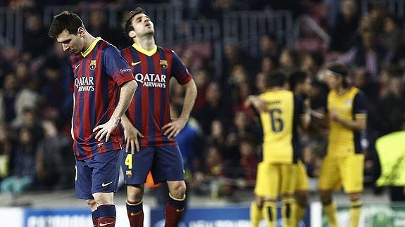 Messi y Cesc se lamentan tras un gol del Atlético. 
