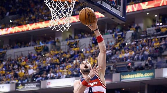 El pívot polaco Marcin Gortat se dispone a anotar. 