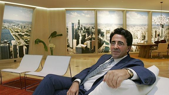 Santiago Calatrava, arquitecto español, posa en una estancia del centro de ventas de The Chicago Spire