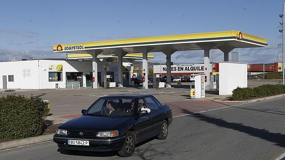 Un vehículo abandona una gasolinera tras repostar. 