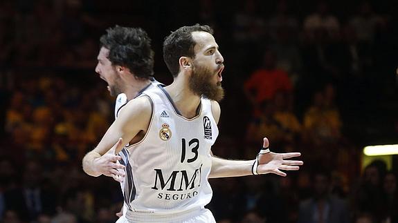 Sergio Rodríguez celebra una canasta. 