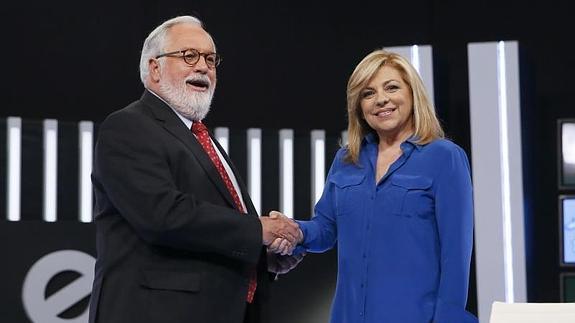 Miguel Arias Cañete saluda a Elena Valenciano. 