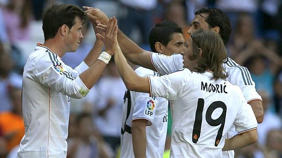 Los jugadores blancos celebran el gol de Bale. 