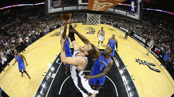 Splitter entra a canasta. 