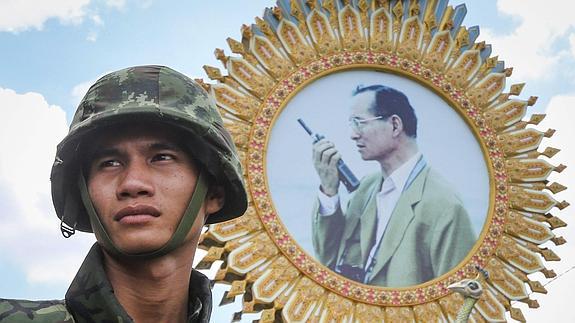 Un soldado vigila los alrededores del Monumento a la Democracia. 