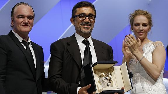 Quentin Tarantino y Uma Thurman entregan la Palma de Oro a Nuri Bilge Ceylan.