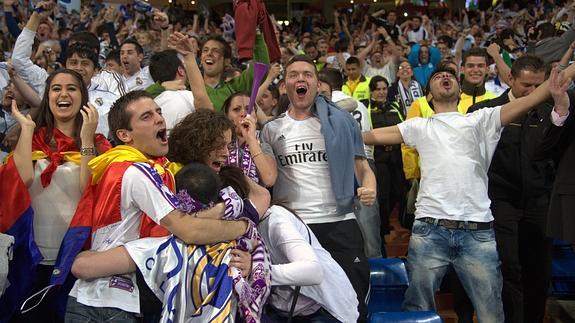 Aficionados del Real Madrid en el Bernabéu. 