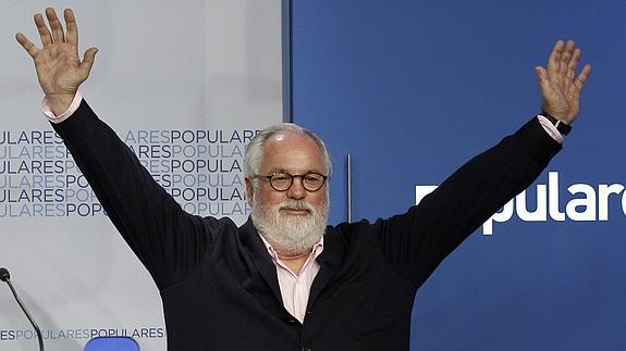 Cañete celebra la victoria del PP.