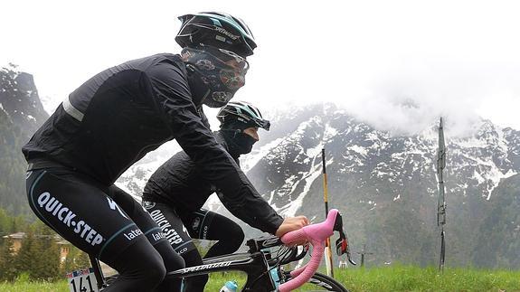 Uran, líder del Giro,  se entrena en el día de descanso. 