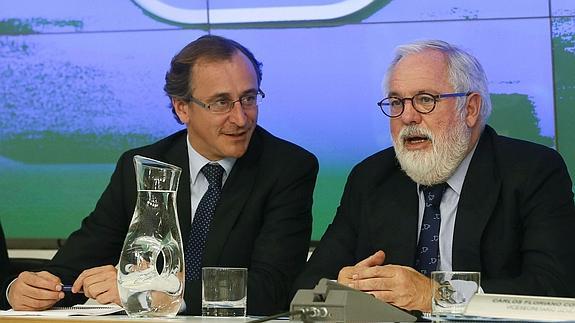 Miguel Arias Cañete, junto al portavoz del grupo popular en el Congreso de los Diputados, Alfonso Alonso. 