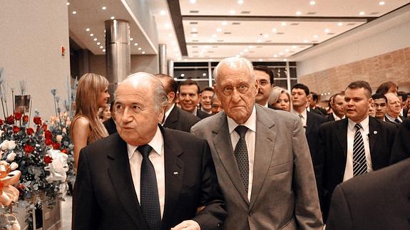 Joao Havelange, presidente honorario de la Confederación Sudamericana de Fútbol y abuelo de Joana Havelange, junto a Blatter.