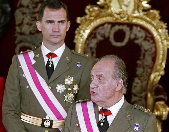 El Rey, acompañado por su hijo, el Príncipe Felipe. 