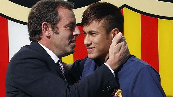 Rosell (i) y Neymar, durante la presentación del brasileño con el Barça. 