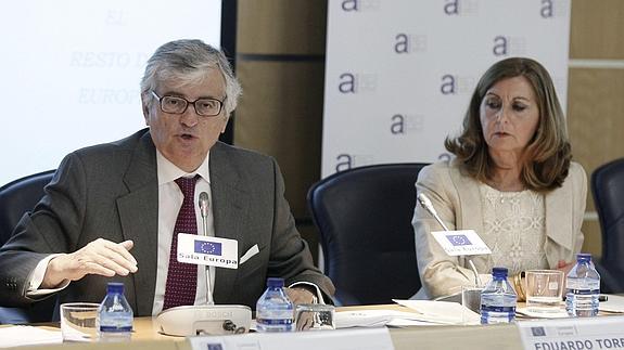 El fiscal general del Estado, Eduardo Torres-Dulce, junto a la presidenta de la Asociación contra la Corrupción y por la Regeneración Social (ACCORS), Elena Vicente. 