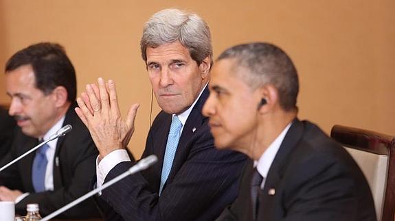 El presidente estadounidense, Barack Obama (dcha), y el secretario de Estado estadounidense, John Kerry (c)