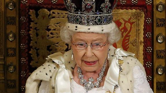 La reina Isabel II pronuncia su discurso anual ante el Parlamento. 