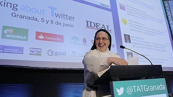 Sor Lucía, en el atril de TATGranada