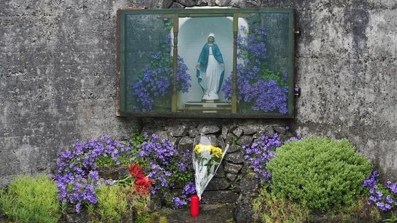 Un altar en el lugar donde se encuentran enterrados los bebés. 