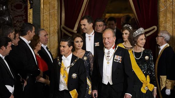 Los Reyes y los Príncipes, junto a Peña Niego y su esposa, a su llegada a la cena