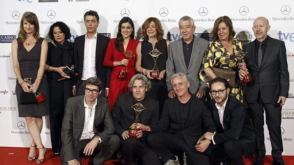 Foto de familia del equipo de 'El tiempo entre costuras' 