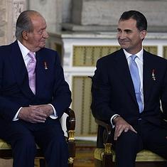 Felipe VI se abraza ayer con su padre, don Juan Carlos, en presencia de doña Sofía