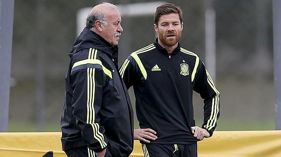 Del Bosque (i) habla con Xabi Alonso. 