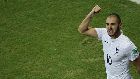 Benzema celebra uno de sus goles. 