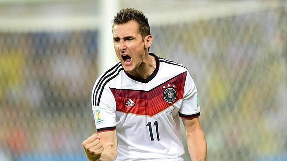 Klose celebra su gol. 