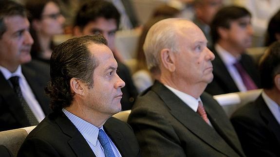 El presidente de Banesco, Juan Carlos Escotet (i) y el presidente del Banco Etcheverría, Javier Etcheverría, en la junta de accionistas.