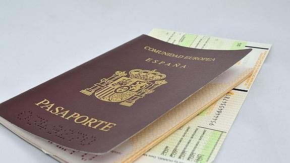 Un pasaporte junto a un billete de avión. 