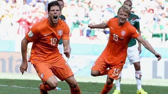 Huntelaar (i) celebra su gol contra México. 