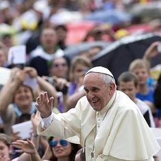 El papa Francisco saluda a varios peregrinos