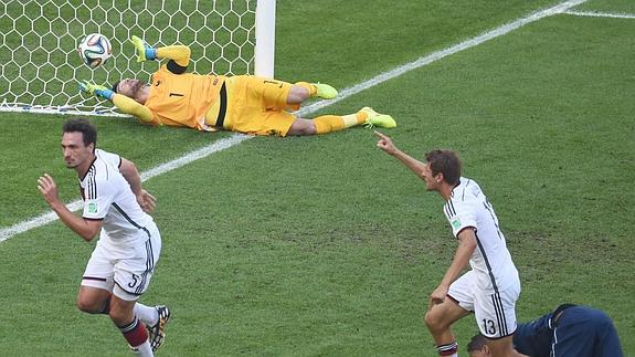 Hummels celebra el tanto que valió la victoria. 