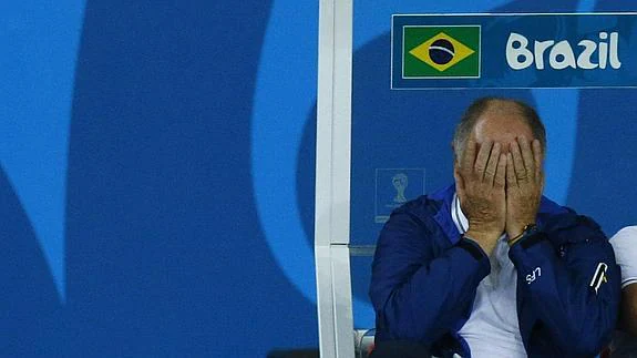 Scolari se tapa la cara en la semifinal contra Alemania. 