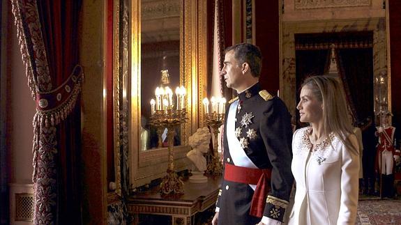 El Rey Felipe VI, junto a la Reina Letizia, se dispone a salir al balcón del Palacio Real de Madrid