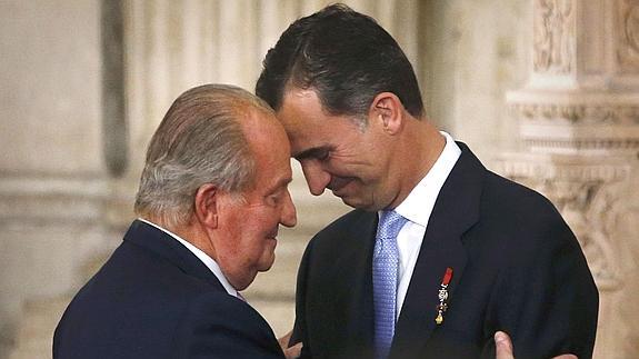 Gesto cariñoso de don Juan Carlos hacia su hijo el día de su abdicación. 