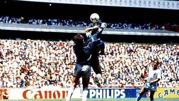 Maradona marca con la mano en México 1986