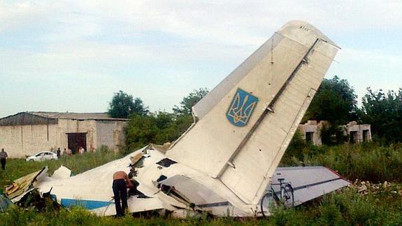 Restos de la avión ucraniano AN-26 en el pequeño pueblo de Davido-Nikolsk, en Lugansk