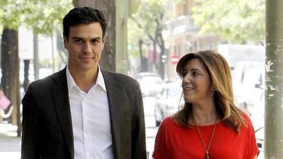 El nuevo líder del PSOE, Pedro Sánchez, se dirige a la sede del partido en Ferraz con la presidenta andaluza, Susana Díaz