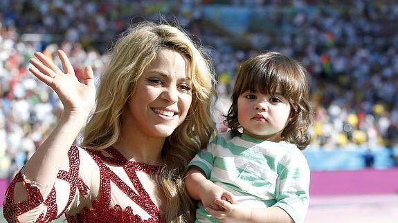 Shakira, junto a su hijo Milan. 