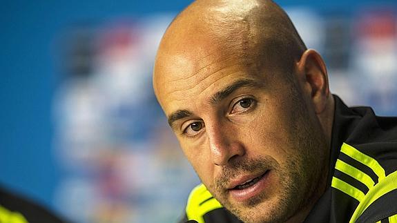 Pepe reina atiende a la prensa. 