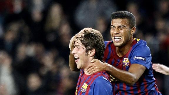 Rafinha (D) celebra un gol junto a Sergi Roberto. 