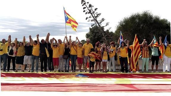 Participantes en la cadena independentista.