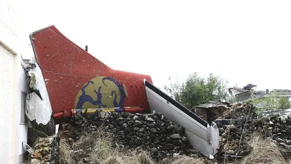 Vista de la cola del avión de la aerolínea TransAsia Airways entre los restos del fuselaje del avión