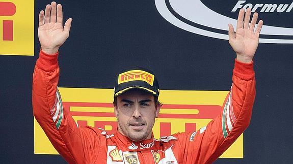 Alonso saluda desde el podio. 