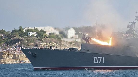 Un buque ruso lanza un misil.