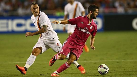 Isco regatea a Radja Nainggolan.