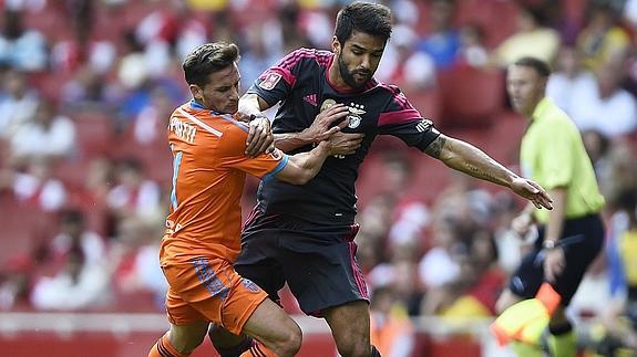 Piatti (i) pelea un balón con Daniel Candeias. 