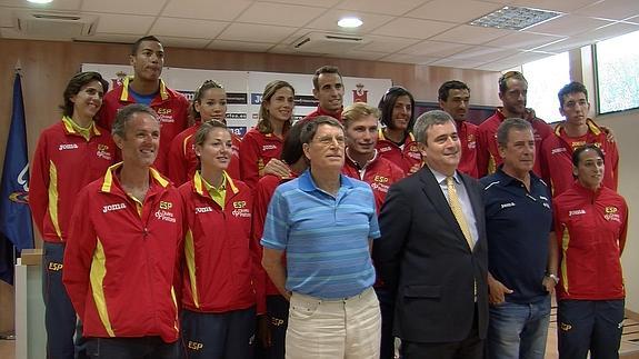 El presidente del Consejo Superior de Deportes (CSD), Miguel Cardenal (c), el presidente de la Real Federación Española de Atletismo (RFEA), José María Odriozola (i) y el director técnico de la RFEA, Ramón Cid (d), durante la presentacón del grupo de atletas. 